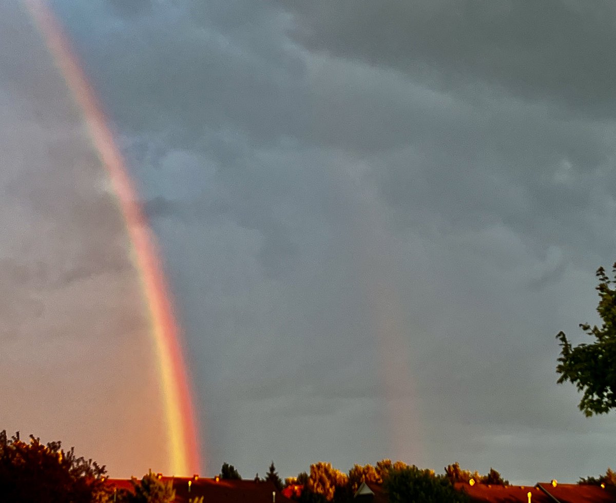 MohuaCares's tweet photo. Let’s cherish the beauty of our Mother Earth. Protect her ,save her and keep her wonders alive. 
Pics are from evening run it was sunny then drizzled two  rainbows after and then rained heavily all so beautiful 🌞 🌧️🌈🇨🇦💞😍🙂

#SaveEarth 
#Mother #love #Bliss 
#iPhonephotos https://t.co/Qb5vuczvCx
