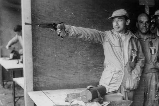 En los JJ.OO. Londres 1948 “Edwin Vásquez Cam” DISPARÓ con una MANO en el BOLSILLO y GANÓ la primera y única medalla de ORO 🥇 para el PERÚ.