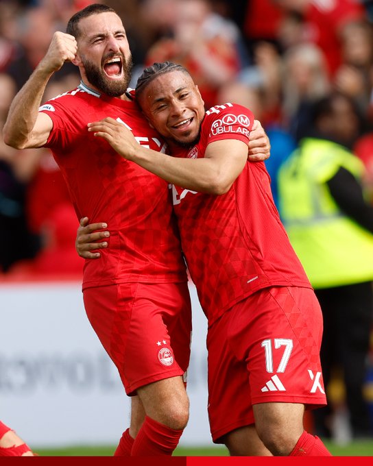 SFutebol16's tweet photo. No Pittodrie Stadium, o Aberdeen derrotou o St. Mirren por 3 a 1 e chegou a sua segunda vitória na Premiership. Pape Habib Gueye, Jamie McGrath e Vicente Besuijen marcaram os gols dos Reds. Para os Saints, Toyosi Olusanya anotou o único gol.
#ABESTM https://t.co/Xq3Cge3WLs