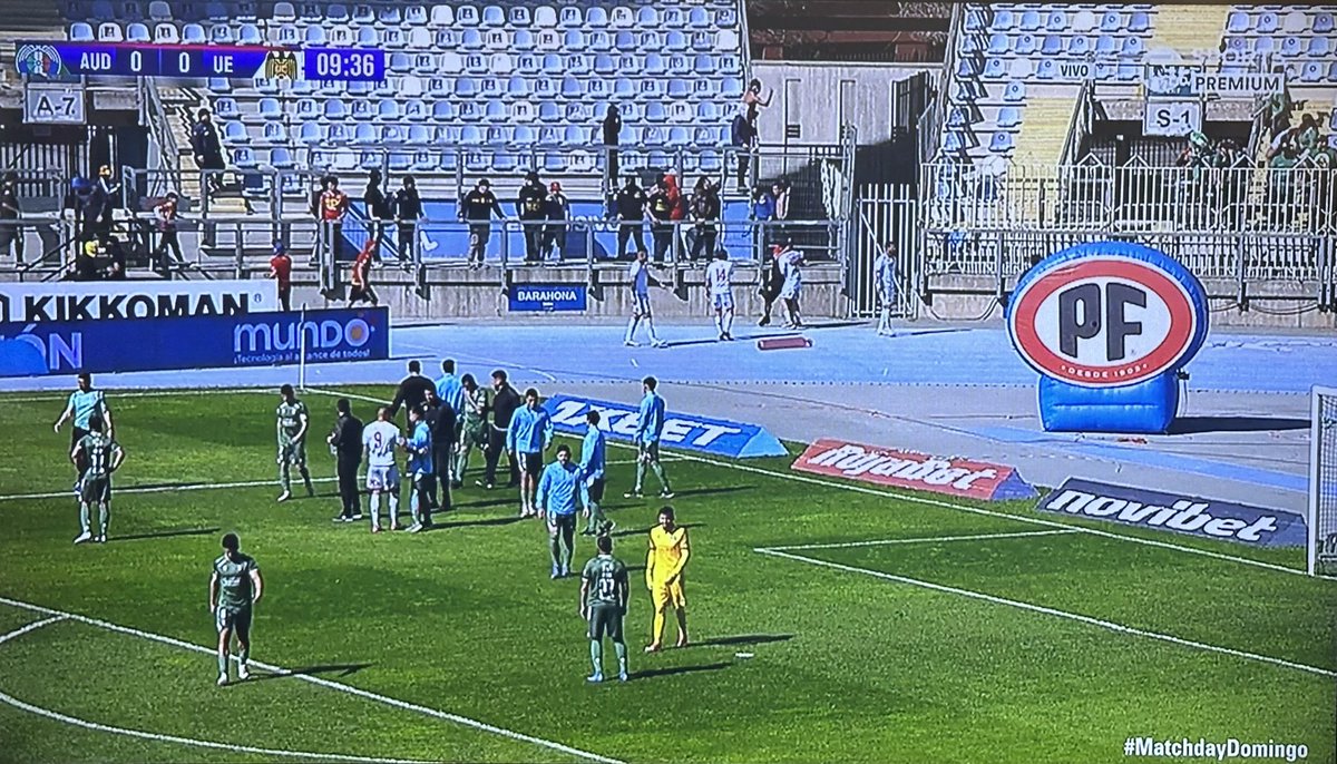 Cuando ya no se puede jugar tranquilo un Audax vs Unión por culpa de un puñado de delincuentes. 1 guardia y 2 carabineros, nada más. Cierren todo. 
Los jugadores haciendo de contención y dispersión de los delincuentes. VERGONZOSO.