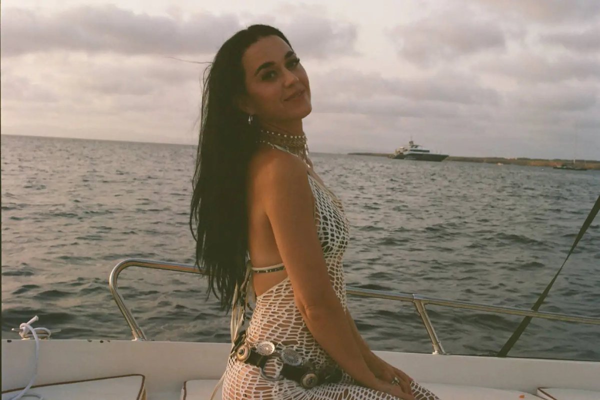 PopHubOfficial's tweet photo. Unfortunately 'LIFETIMES' by @katyperry departs from Global Spotify Chart and US Spotify after spending only 1 day in both charts. https://t.co/zxbns7CioD