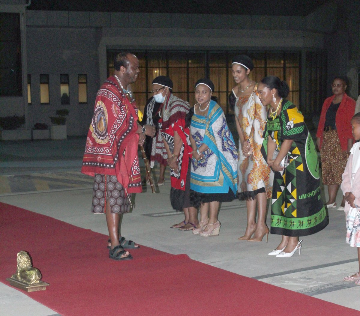 Alexbakundukize's tweet photo. Murabyumva gute leta y'URwanda  igaruye uyumuco wokwambara abari bakikwiza  ubu muswati haricyo atakoze??? https://t.co/cqwjycVF7T