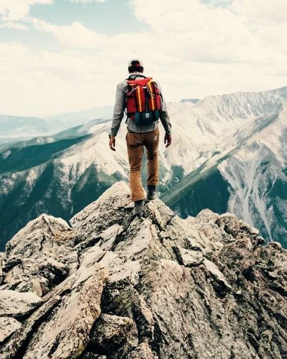 JoeJallo's tweet photo. Hay un tipo de tristeza es como una pena que te vacía por dentro y te deja pensando en todo y en nada a la vez, como si ya no fueras tú, como si te hubiesen roto una parte de tu alma. https://t.co/a0Zl2PBMJc