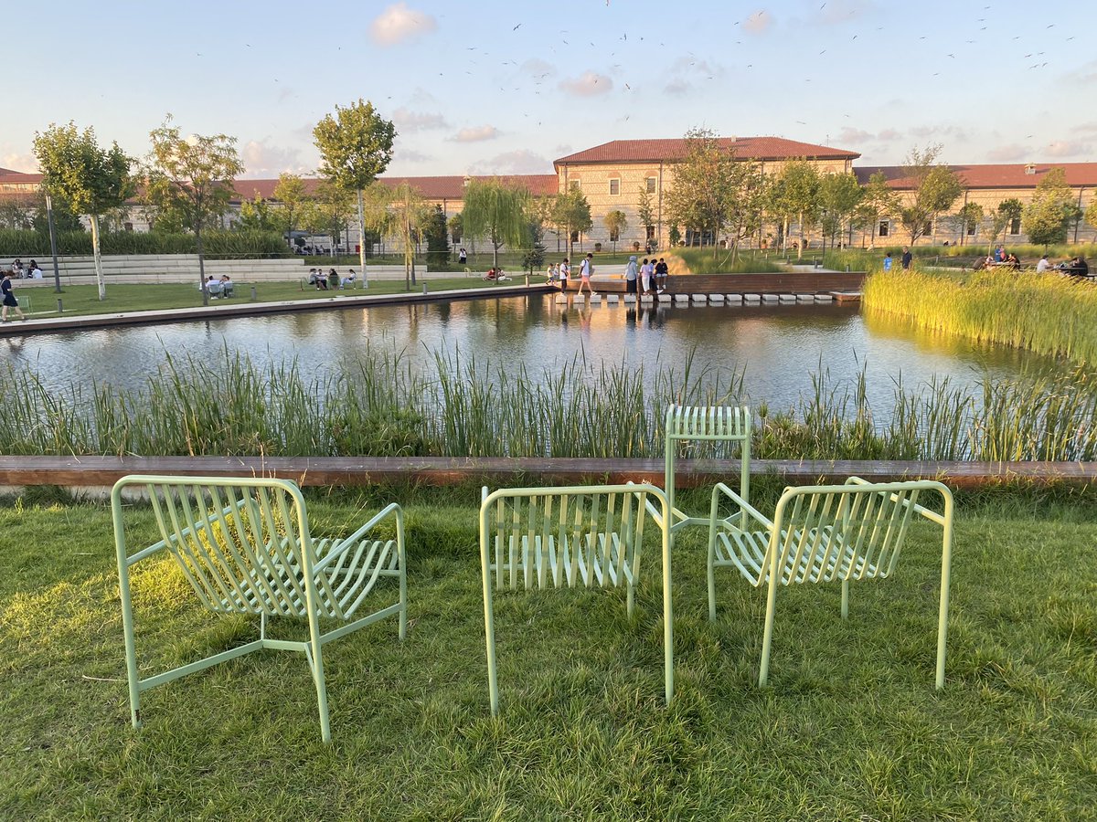 Aynı uygulama Rami Kütüphane bahçesinde de mevcut. Kesinlikle sabit banklara göre çok daha kullanışlı ve tekdüzelikten uzak.