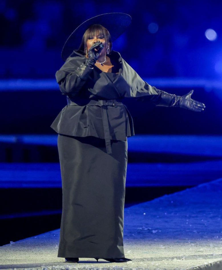 muglare's tweet image. Yseult performing at the Closing Ceremony for the Olympics in Dior!