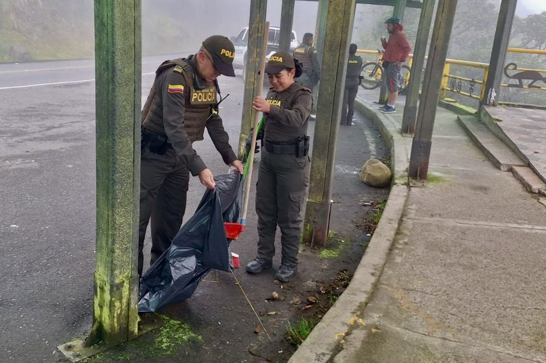 PoliciaPasto's tweet photo. Policía promueve la conciencia ambiental con la campaña "Aguapanelazo por la vida y cuidado del medio ambiente" en el corregimiento del #Encano
La iniciativa busca educar a locales y turistas sobre la importancia de proteger los recursos naturales y mantener limpio el entorno.
#EnComunidad