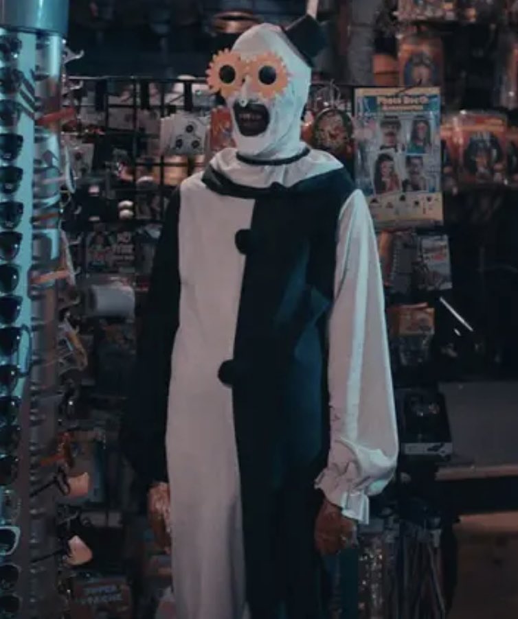 Ricky_George3's tweet photo. So excited to meet David Howard Thornton “Art The Clown” from Terrifier at @Steelcitycon such a cool guy! #terrifier #terrifier2 #arttheclown https://t.co/oOkW2muNxC