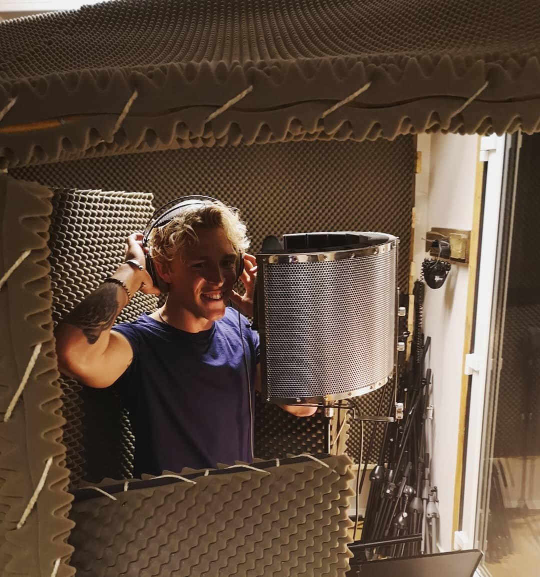 5 days in a row in front of this mic and there is no place I'd rather be 🎙️🔊🎶 Okay...maybe there is one 😉🙏🏻