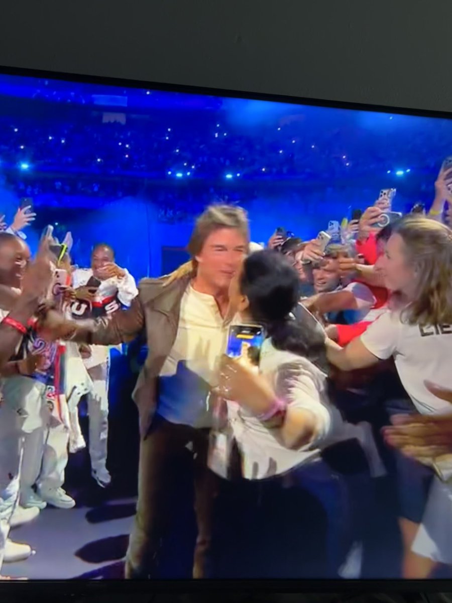Rasheeda_S's tweet photo. How’d that lady almost make out with Tom Cruise on international TV 😂
#ClosingCeremony https://t.co/IxtmIUPdcA