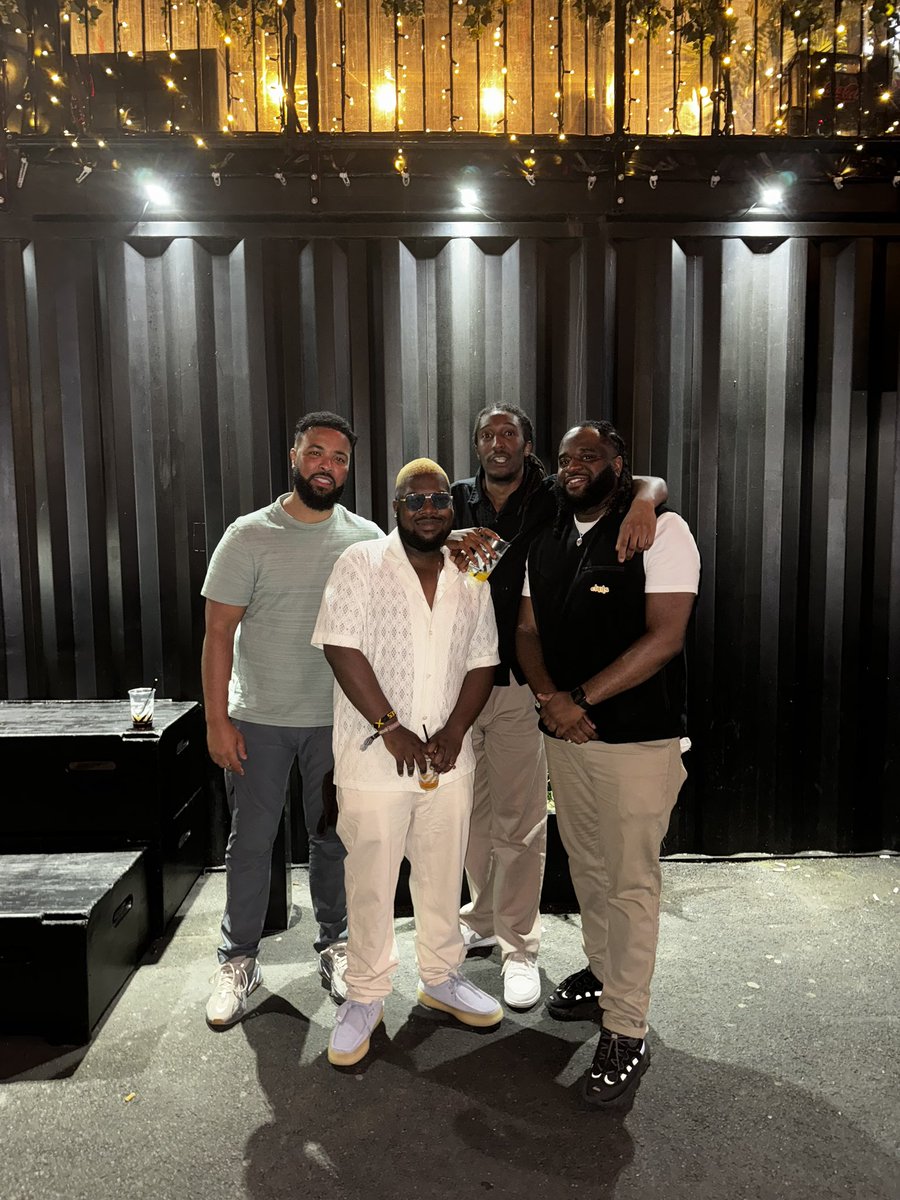 LascellesYoung's tweet image. We thank God for another year 🎈#Chapter30