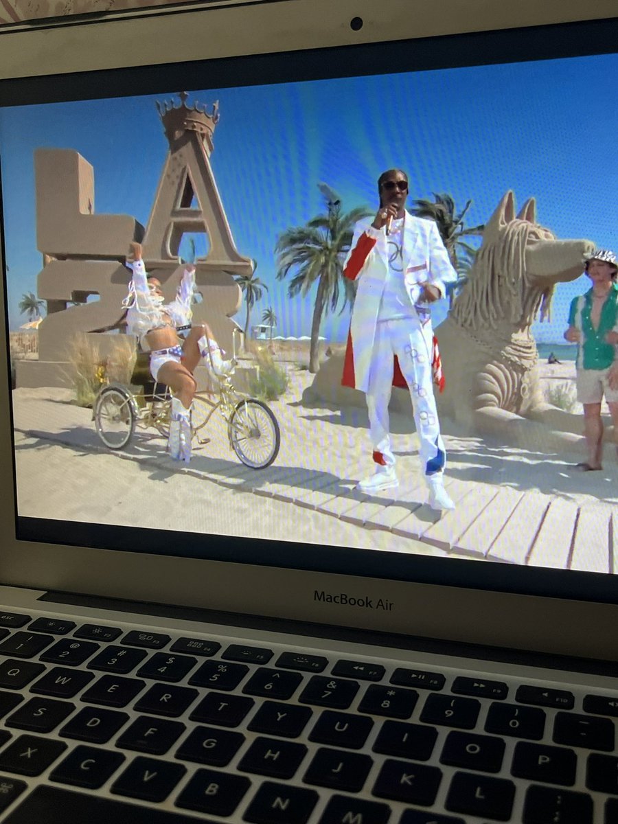 mariielpinzon's tweet photo. Ya vi a Snoop Dog más veces estos 19 días que a mi familia 😂🫶🏻#CeremoniaDeClausura #LosAngeles2028 https://t.co/lGNjcc9Ovy