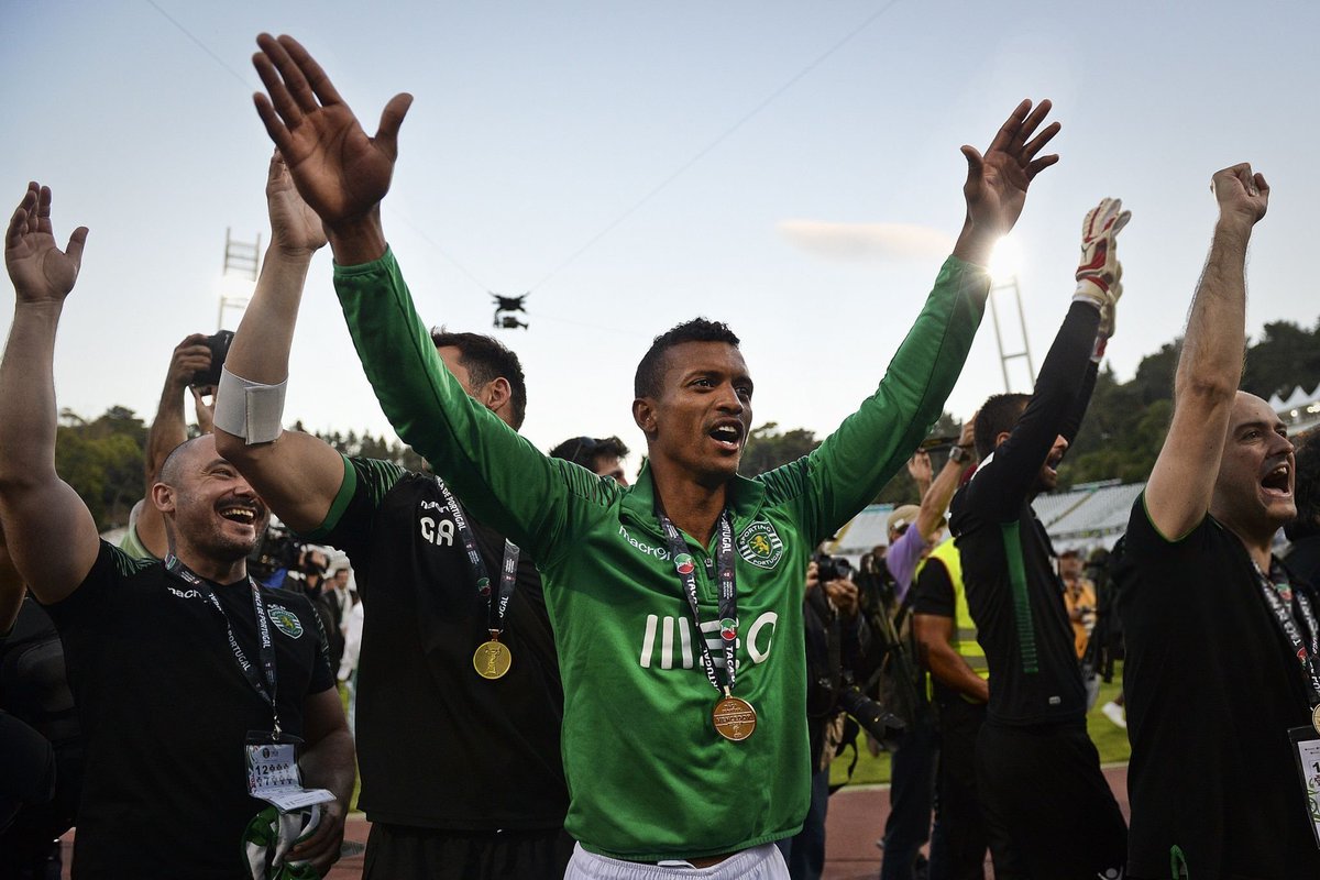 Para todos os adeptos do Braga que andaram a assobiar o Nani no jogo de hoje, respeitem um jogador que é maior que o vosso clubezeco! 

Ganhem vergonha e respeitem um dos melhores jogadores portugueses de sempre!