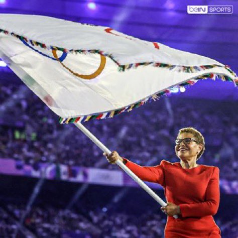 Paris’ first woman mayor, Anne Hidalgo, has officially passed the Olympic Flag to the first woman mayor of the 2028 host city of Los Angeles, Karen Bass. 🇺🇸 🥇