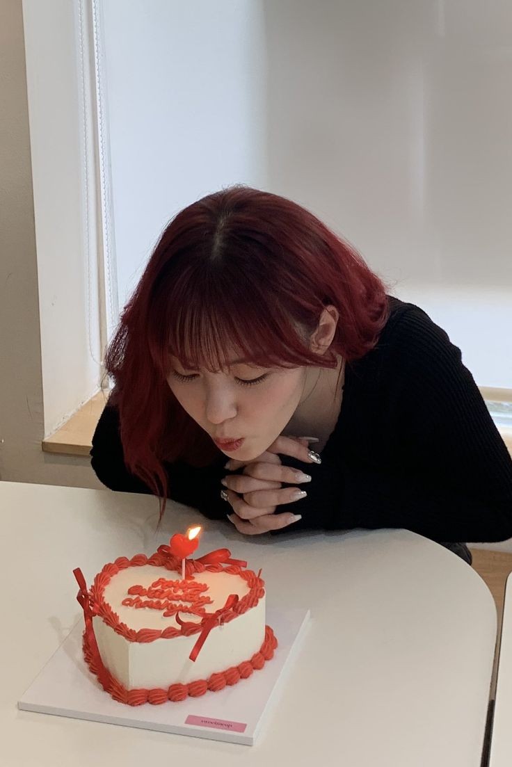 @𝗽𝗿𝗶𝗻𝗰𝗲𝘀𝘀𝗸𝘆𝘀 update on #hdcgram

do último bolo de aniversário que eu tive do pessoal do melhor esporte da hamdeok (sinto muito aos outros 💅🏻)

obrigado a todos mundo que desejou feliz aniversário antes também, no dia ou depois 💖