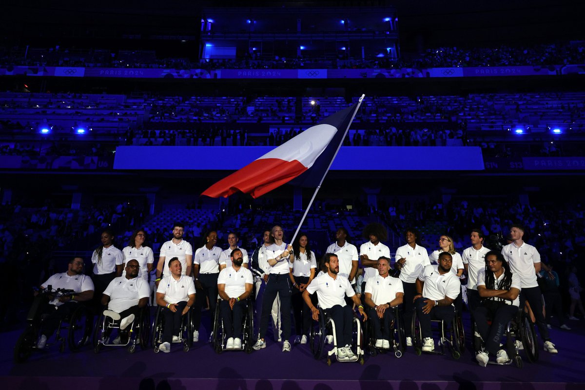 FRAparalympique's tweet photo. Tout un symbole 🇫🇷

Antoine Dupont, porte-drapeau lors de cette cérémonie de clôture, remet le drapeau français à Nantenin Keita, porte-drapeau de la délégation paralympique, pour prolonger l'aventure de #Paris2024 
#ceremoniecloture 

📸 Getty images https://t.co/o60xGsQ15t
