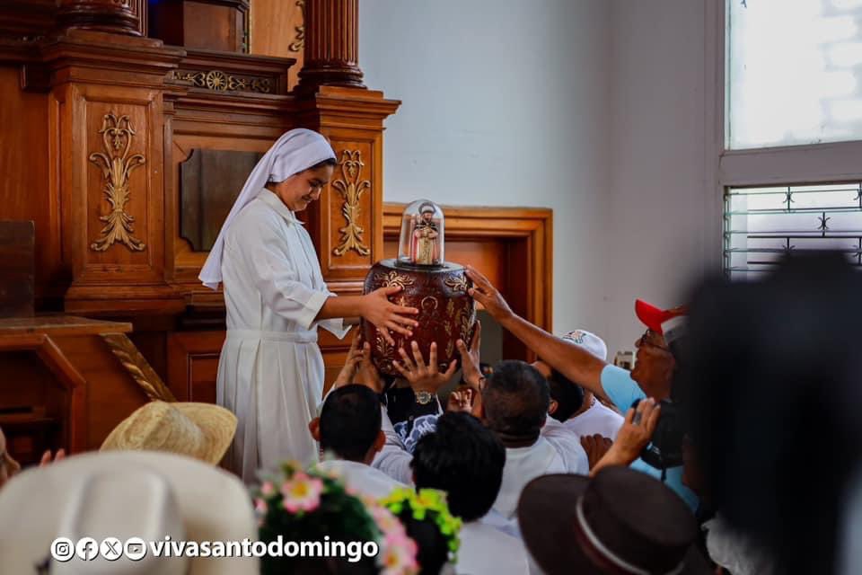 #Nicaragua || La imagen de Santo Domingo llega a su trono en la iglesia de las Sierras de Managua, donde permanecerá hasta el próximo 1ero de agosto.

La alcaldesa Reyna Rueda, junto al padre Boanerges Carballo, destacaron la participaron las familias; en alegría, fe y tradición.
