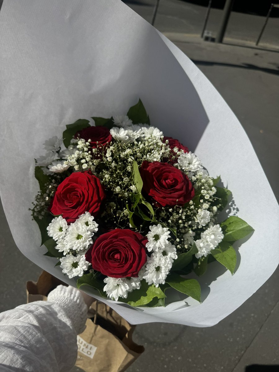 CatherineSolov1's tweet photo. Буду хвастаться цветочками, которые купила для хозяйки домика, потому что у неё сегодня был день рождения 🥹 https://t.co/ex7onKS8vj