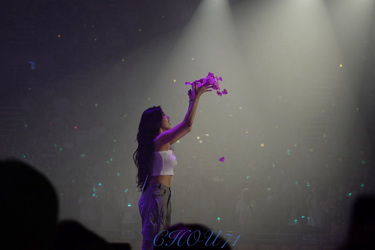 CHOUJULIE71's tweet photo. Did Yujin throw out a heart?#anyujin #ive #안유진 #아이브 https://t.co/NqQ8N4ok3G
