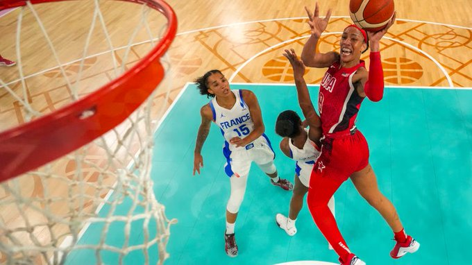 Francia y Estados Unidos cerraron de manera épica las Olimpiadas de Francia 2024.  las probabilidades daban un 80% a Estados Unidos y solo un 20% a Francia.

Al final, Estados Unidos venció a Francia. la jugadora francesa con un lanzamiento en zona de tres, pero sin querer tocó