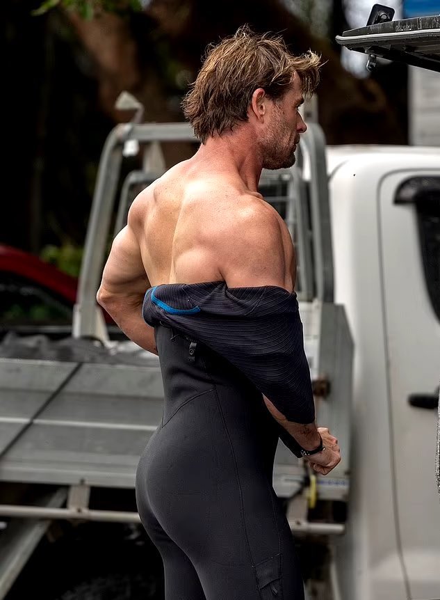 ChrisHBrasil's tweet photo. 41 looking so good on Chris Hemsworth. 😮‍💨 https://t.co/fLaaDgejc3