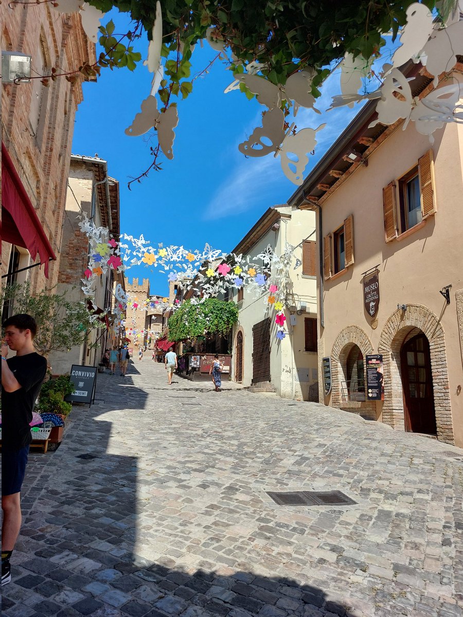 Jeroen_Ensink's tweet photo. Je rijdt wat door het landschap en dan doemt daar het kasteel van Gradara op. Dan moet je daar even heen ... en wat een prachtige plek is dat zeg!
#italie #vakantie #ontheroad #kasteel #gradara https://t.co/nQJUkyMXS4