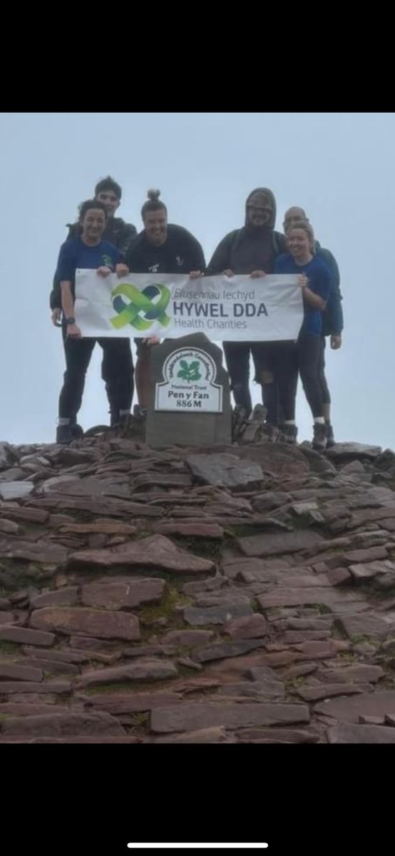 StCaradog's tweet image. Da iawn i rai o'r tîm oedd yn cwblhau Pen-y-Fan dros y penwythnos. Roeddent yn malu trwy law trwm a gwyntoedd ond edrychwch ar y golygfeydd hynny ar y ffordd yn ôl i lawr! Fe wnaethon nhw bob un o'r 4 copa mewn 11 awr 😲🤩💕