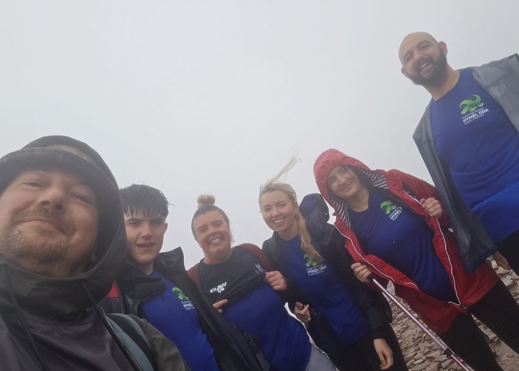 StCaradog's tweet image. Da iawn i rai o'r tîm oedd yn cwblhau Pen-y-Fan dros y penwythnos. Roeddent yn malu trwy law trwm a gwyntoedd ond edrychwch ar y golygfeydd hynny ar y ffordd yn ôl i lawr! Fe wnaethon nhw bob un o'r 4 copa mewn 11 awr 😲🤩💕