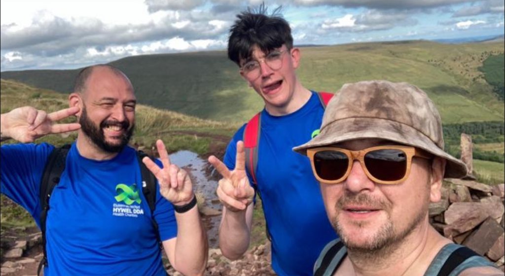 StCaradog's tweet image. Da iawn i rai o'r tîm oedd yn cwblhau Pen-y-Fan dros y penwythnos. Roeddent yn malu trwy law trwm a gwyntoedd ond edrychwch ar y golygfeydd hynny ar y ffordd yn ôl i lawr! Fe wnaethon nhw bob un o'r 4 copa mewn 11 awr 😲🤩💕