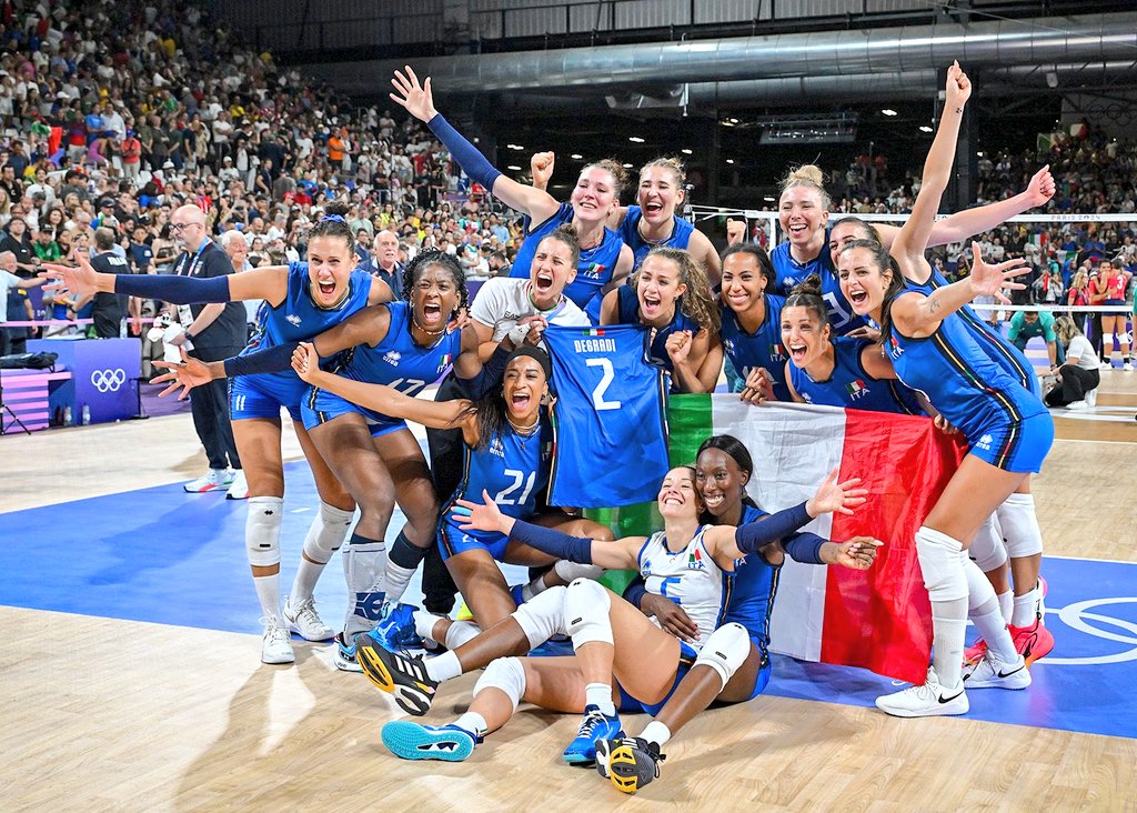 giomalago's tweet photo. È l'oro che scrive la storia e mette il sigillo sui Giochi azzurri di #Paris2024. È l'oro della classe, della capacità di fare squadra, è l'oro di una gestione tecnica impeccabile. Orgogliosi della Nazionale femminile di #pallavolo che regala la prima affermazione a cinque cerchi di sempre alla disciplina e la 40ª medaglia all'#ItaliaTeam. Grazie alle nostre splendide ragazze, allo staff guidato dal Ct Velasco e a tutta la @Federvolley per questa grande impresa che corona un'altra edizione olimpica da protagonisti🇮🇹