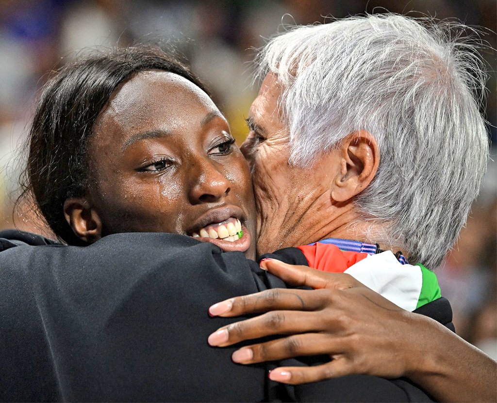 giomalago's tweet photo. È l'oro che scrive la storia e mette il sigillo sui Giochi azzurri di #Paris2024. È l'oro della classe, della capacità di fare squadra, è l'oro di una gestione tecnica impeccabile. Orgogliosi della Nazionale femminile di #pallavolo che regala la prima affermazione a cinque cerchi di sempre alla disciplina e la 40ª medaglia all'#ItaliaTeam. Grazie alle nostre splendide ragazze, allo staff guidato dal Ct Velasco e a tutta la @Federvolley per questa grande impresa che corona un'altra edizione olimpica da protagonisti🇮🇹
