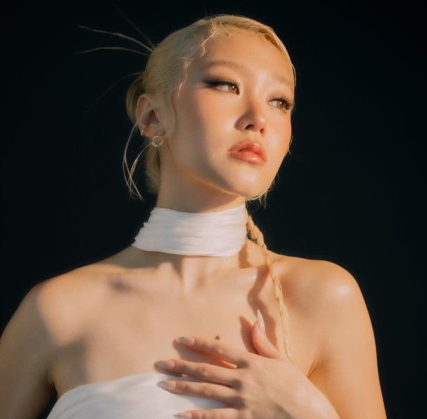 sparklingmlee's tweet photo. 𝑪𝒂𝒖𝒔𝒆 𝒘𝒆 𝒂𝒓𝒆 𝒍𝒊𝒗𝒊𝒏𝒈 𝒊𝒏 𝒂 𝒎𝒂𝒕𝒆𝒓𝒊𝒂𝒍 𝒘𝒐𝒓𝒍𝒅 𝒂𝒏𝒅 𝑰 𝒂𝒎 𝒂 𝒎𝒂𝒕𝒆𝒓𝒊𝒂𝒍 𝒈𝒊𝒓𝒍. https://t.co/Hj9Q8vreFo