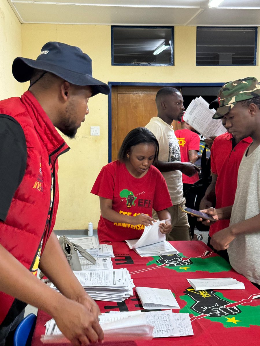 EFFYouthCommand's tweet photo. ♦️In Pictures♦️

EFFSC CSCT Coordinator of the University of Limpopo, @TebogoSako, along with the Provincial Chairperson, Rotshidzwa Mukwevho, leading #EFFSC100kMembershipCampaign and verification at the University of Limpopo. 

#JoinEFFSC https://t.co/Mmtt4EhyTz