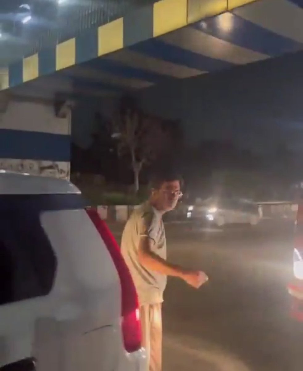 I_m_Kamil's tweet image. Condition of Muslim Minorities in India Within the Last 24 Hours:

Pic 1: A Radical Hindu Uber driver in the middle of a Delhi road at 12: 30 a.m. drops off a passenger and then engages in an argument with a woman, accusing her of being Pakistani and hurling abusive slurs like…