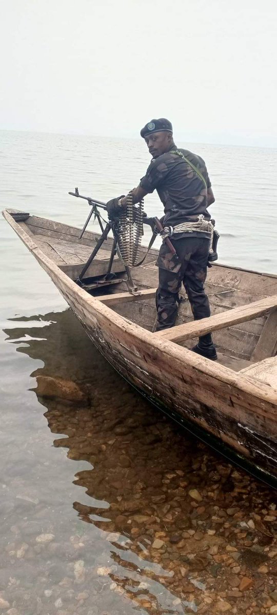 DRCNewsToday's tweet photo. #Image_1= Navire de guerre USA de la Seconde Guerre mondiale.
#Image_2, Navire de guerre RDC au 21 iem siècle.
Mais le président RDC trouve le Lux de défendre un congolais qui a détourné presque 1 milliards USD qui pourrait faire à l'armée RDC une navire de guerre moderne . https://t.co/hr6DSJXsYa