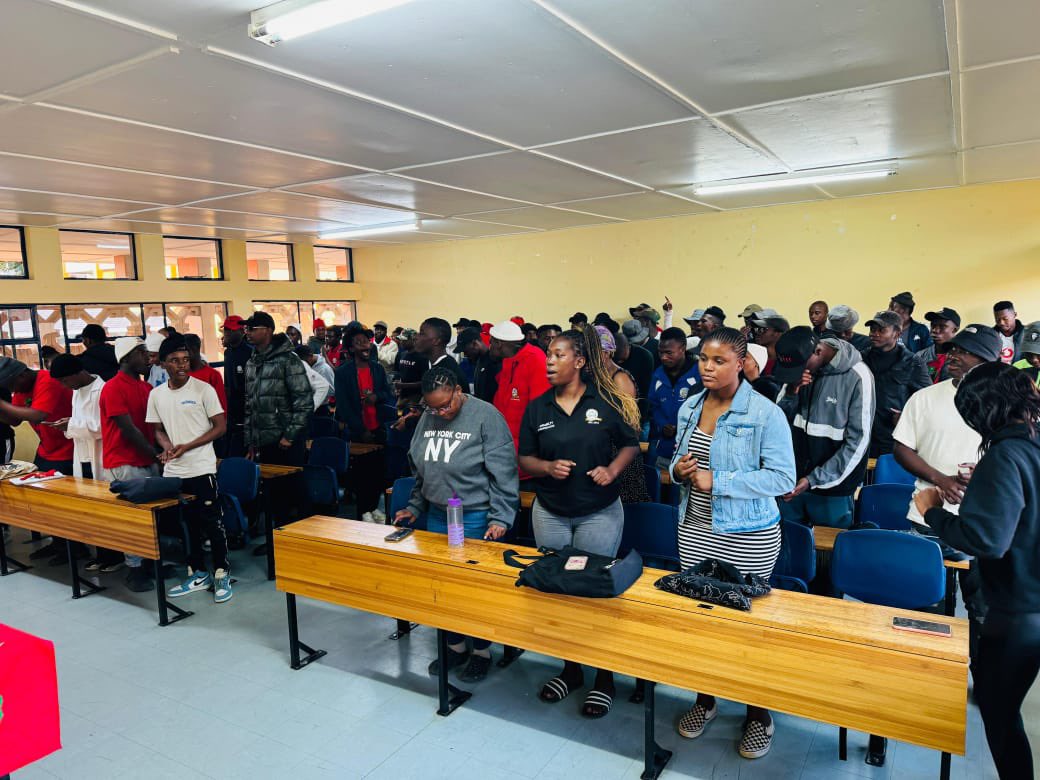EFFYouthCommand's tweet photo. ♦️In Pictures♦️

EFFSC CSCT Coordinator of the University of Limpopo, @TebogoSako, along with the Provincial Chairperson, Rotshidzwa Mukwevho, leading #EFFSC100kMembershipCampaign and verification at the University of Limpopo. 

#JoinEFFSC https://t.co/Mmtt4EhyTz
