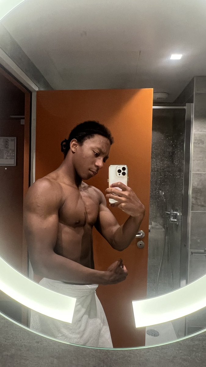 iS9kai's tweet photo. les vibes d’été du mois d’août 🚿🌇 
#LGBTQIABratSummer https://t.co/InTazlMnAN