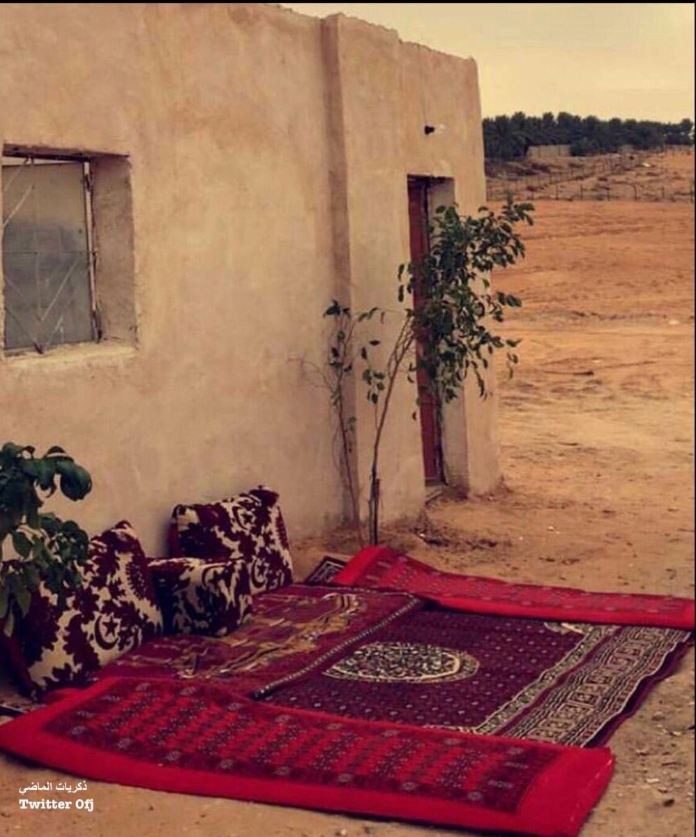إِنَّ الغَنِيَّ هُوَ الغَنِيُّ بِنَفسِهِ
وَلَوَ أَنَّهُ عاري المَناكِبِ حافِ
.
ماكُلُّ مافَوقَ البَسيطَةِ كافِياً
فَإِذا قَنِعتَ فَكُلُّ شَيءٍ كافِ
.
•أبو فراس الحمداني
