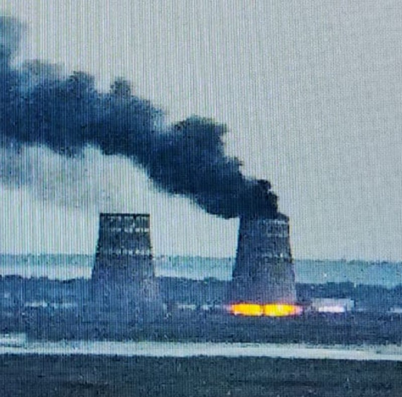 🚨🇷🇺🇺🇦 ALERTE - Un incendie serait en cours à la centrale nucléaire de Zaporijjia. Pour l’heure, la centrale fonctionne "normalement". Il s'agirait de pneus brûlés par l’armée russe en guise de "provocation". (Liveuamap)