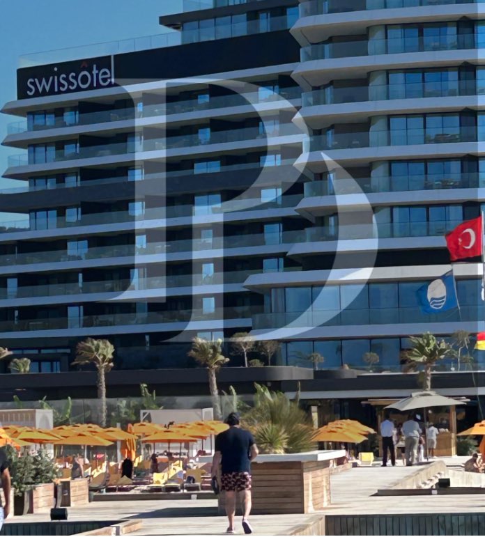 Cumhurbaşkanı Başdanışmanı Yiğit Bulut Çeşme Alaçatı’da denize girerken görüntülendi. Fotoğrafları Patronlar Dünyası’ndan Toygun Atila paylaştı. 
Yiğit Bulut’un kaldığı otelin geceliği 25.000 TL.