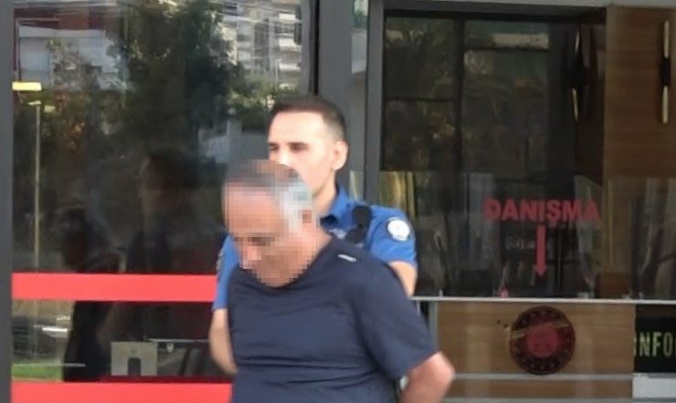 Alanya'da 11 yaşındaki bir kız çocuğunun uygunsuz görüntülerini çeken 52 yaşındaki satranç eğitmeni tutuklandı. Haber telegram hesabımızda yayınlandı.
Şahsın telefonunda, özel ders verdiği küçük çocuklara ait çok sayıda uygunsuz görüntü tespit edildi. #ALLAHBELANIZIVERSİN