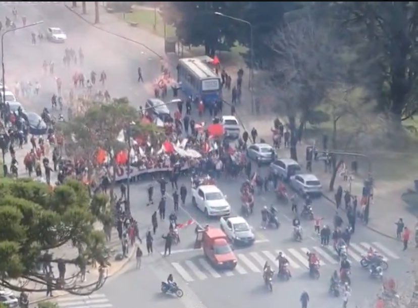Mientras tanto la caravana del 4to grande en el clasico🔥🔥