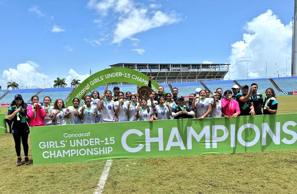 🏆POSTALES DE LAS CAMPEONAS♀️⚽️

👏🏽 Las cipotas de la #HU15 así levantaron la Copa de campeonas💪🏾 de <a href="/Concacaf/">Concacaf</a> .

🔝Gracias campeonas...orgullo catracho⭐️⭐️⭐️⭐️⭐️