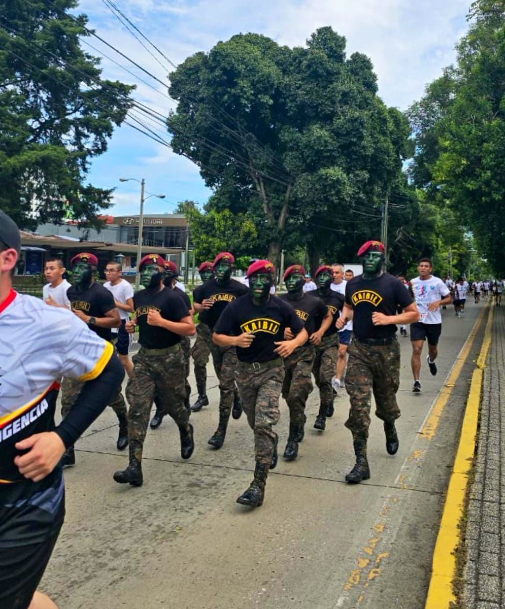 Equipo representativo de la Brigada de Fuerzas Especiales del #EjércitoGT, participó en la 9na. edición de la Carrera “Soldado por Siempre”, recorriendo la Avenida La Reforma, zona 9 capitalina. 👏🇬🇹🫡🏃🏃‍♂️
#GuatemalaSaleAdelante