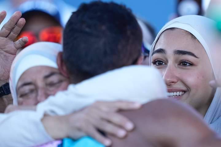 وإذا العيونُ تحدثتْ بلغاتِها
قالت مقالاً لم يَقُلْهُ خطيبُ