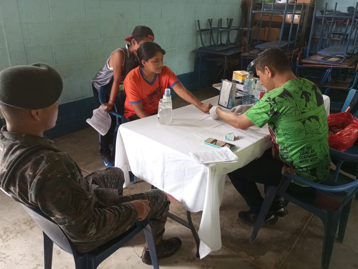Contribuyendo al bienestar de los guatemaltecos. 🇬🇹🫡

Séptima Brigada de Infantería del #EjércitoGT, apoyó en jornada médica que se desarrolló en la aldea San Isidro Tampur, Santa Catalina La Tinta, #AltaVerapaz, brindando atención a la población guatemalteca en diferentes