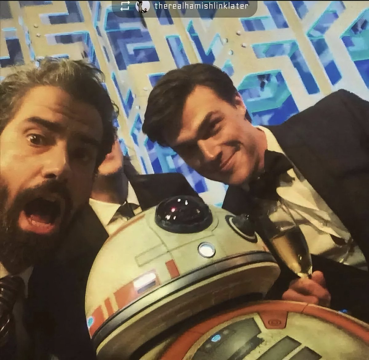 Finn_Wittrock__'s tweet photo. 📸 Throwback to the Critics' Choice Awards 2016: Hamish Linklater, @FinnWittrock and the adorable Star Wars droid BB-8 🤖
Photo courtesy of Hamish Linklater
#finnwittrock #hamishlinklater #criticschoiceawards #starwars #droid #bb8 #bb8droid #throwback https://t.co/p4fsAcIN8N