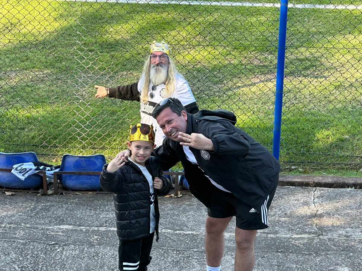 Super Pitin, su hijo y nieto presentes en Villa Elisa alentando a #Olimpia.

Toda una generación atrás del Decano.

#730AM #CardinalDeportivo