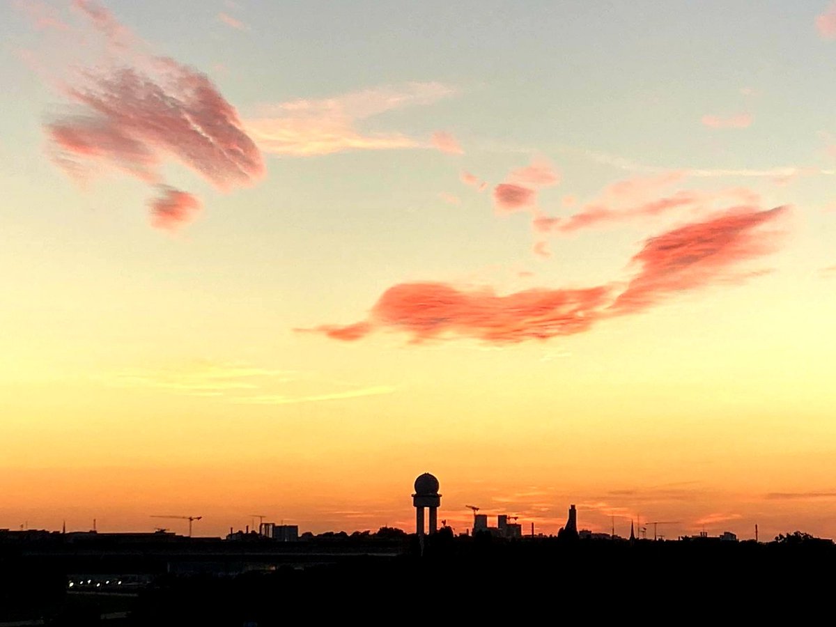 Sonnenuntergang auf dem #TempelhoferFeld pünktlich zur #Olympics2024Paris Abschlussveranstaltu g