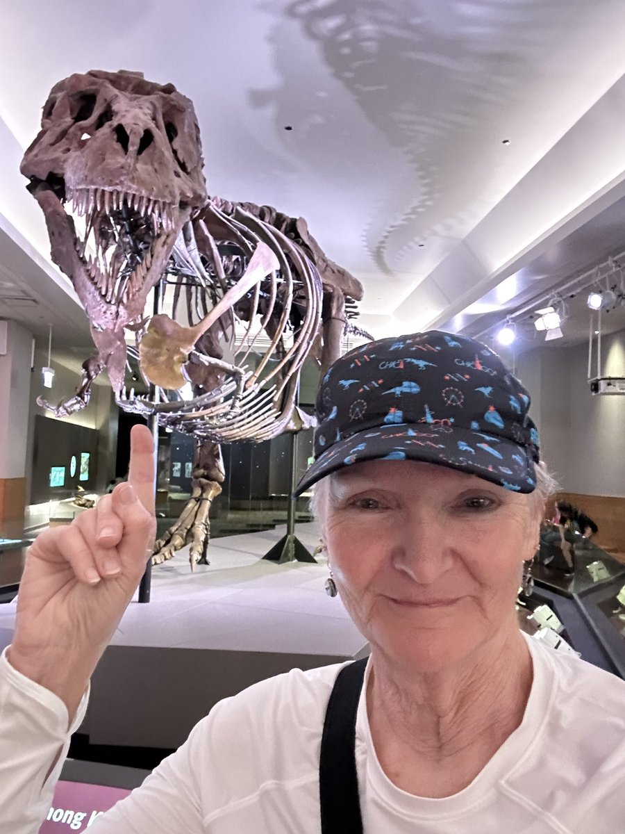 While in Chicago for #met72chicago, I had to visit  <a href="/SUEtheTrex/">SUE the T. rex 🦖</a> because I love them so much I want to marry them. 
🤗 🦖 🤣