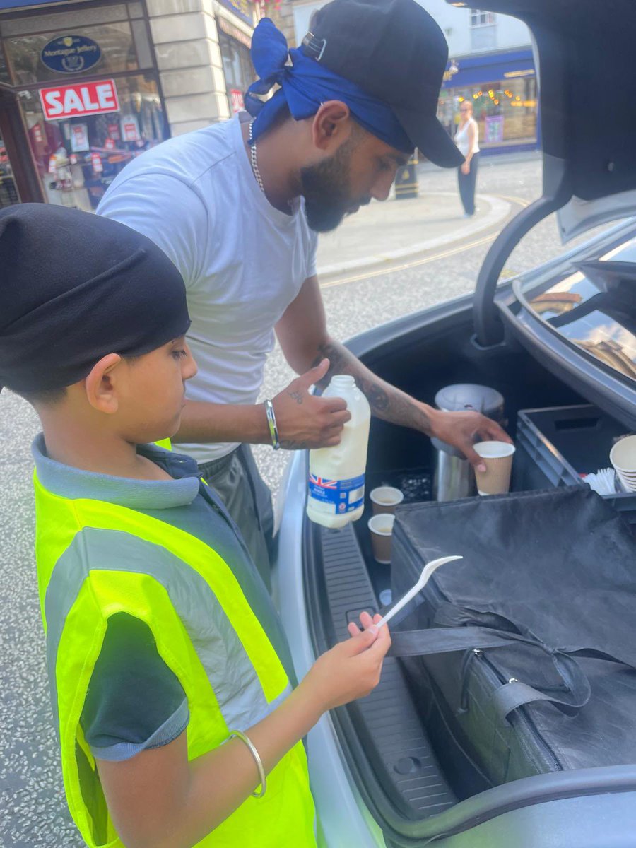 Curry, rice and naan!

Thanks to the management and chefs at Lasaan (Whitehills) for providing the hot meals this evening. 

The meals were served by volunteers from <a href="/sccycnhampton/">SCCYC</a>.  

#GiveBack #zeroemmissions #Northampton #NorthantsTogether #Northantshour #helpthehomeless